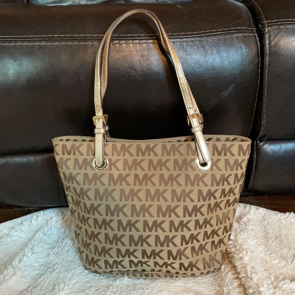 MICHAEL KORS BEIGE CAMEL GOLD SIGNATURE HANDBAG MD TOTE - Picture 2 of 16